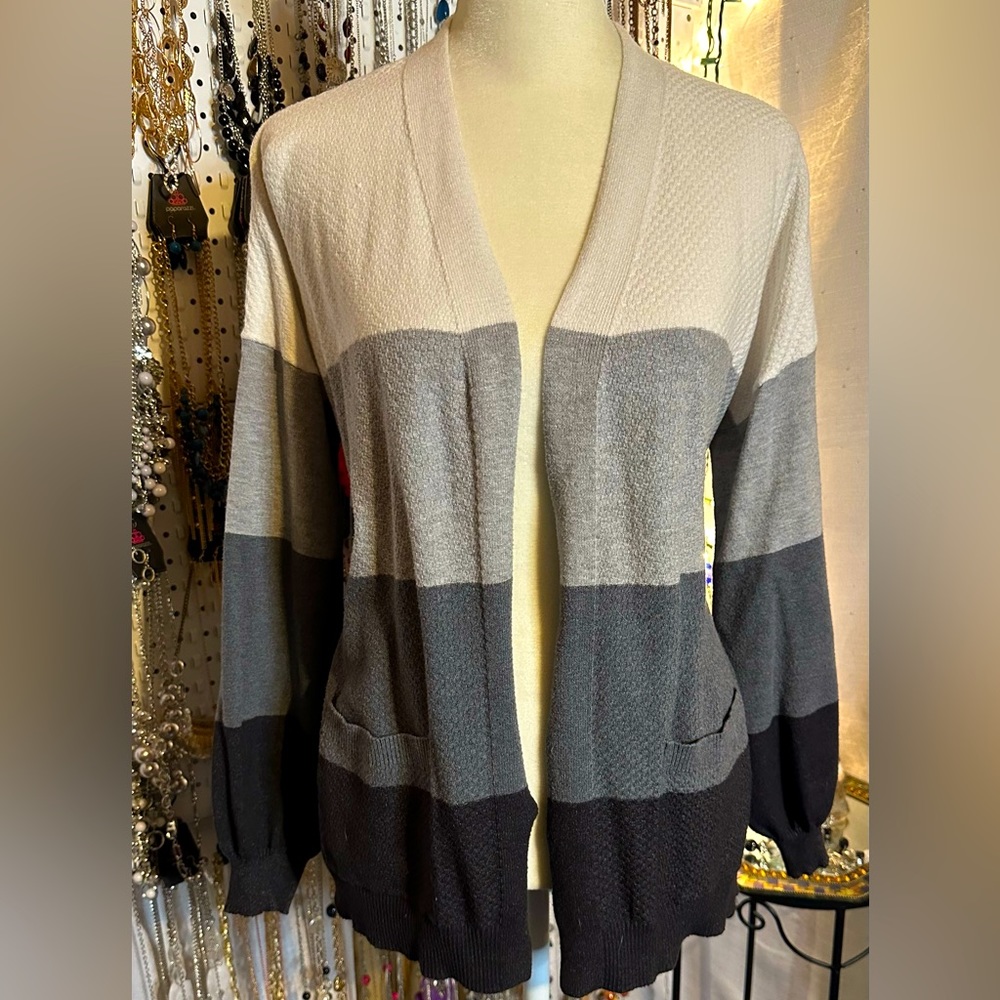 🍁3 for$25🍁 Ladies XL Gray & White Color Block Pocket Cardigan